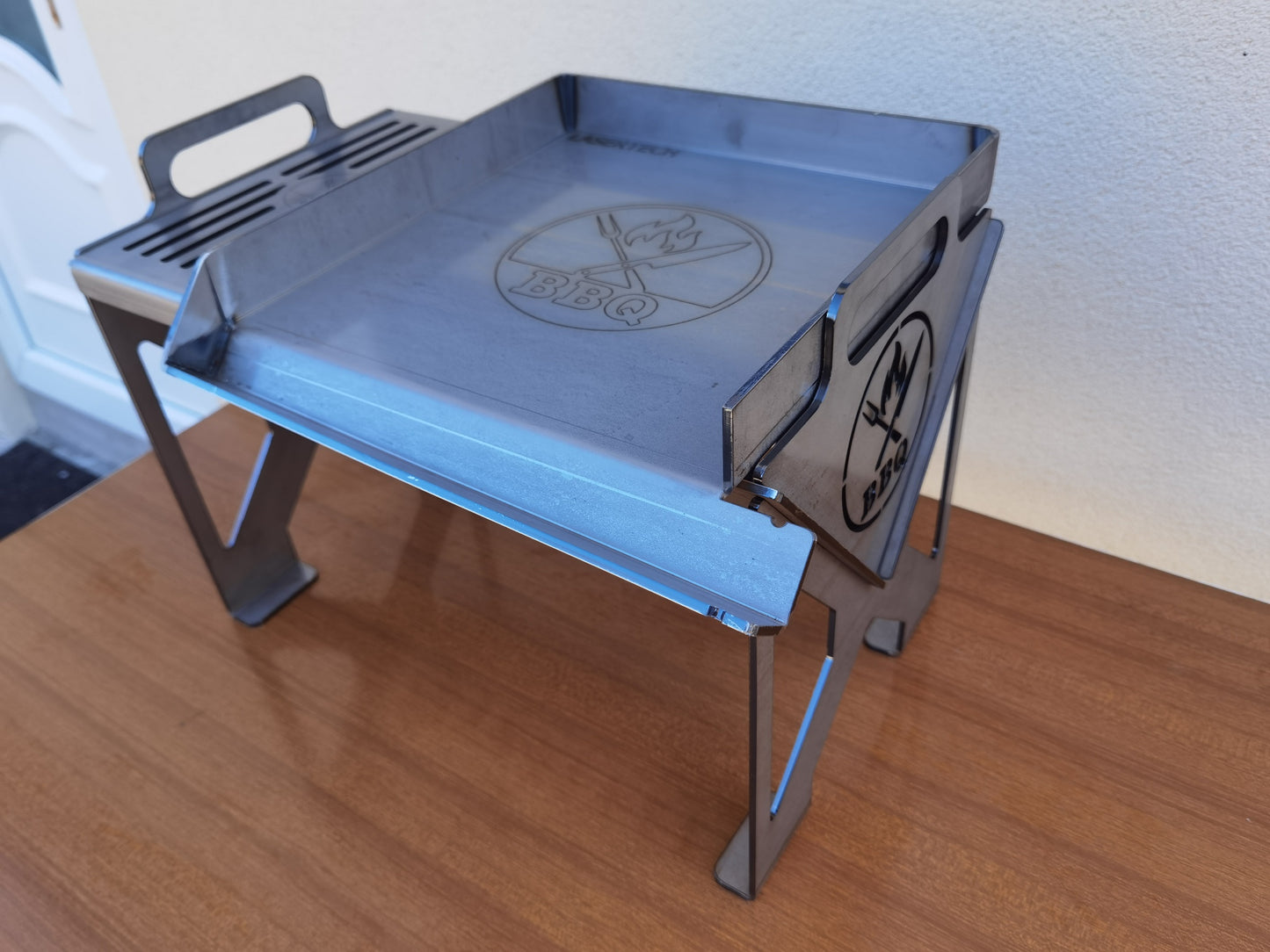 Foldable charcoal grill + 2/3 griddle